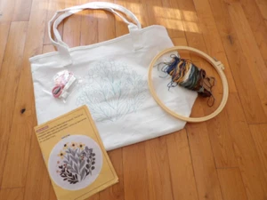 NEW CANVAS EMBROIDERY TOTE KIT, FLOSS, HOOP, TOOLS, INSTRUCTIONS FLORAL - Picture 1 of 10