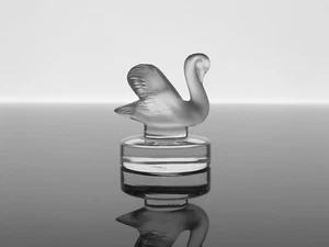 LALIQUE SWAN CYGNE FROSTED ART DECO SEAL STAMP PAPERWEIGHT FIGURINE - Picture 1 of 3