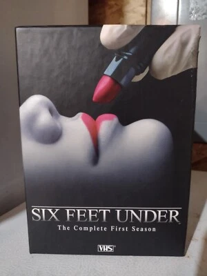 Six Feet Under - The Complete First Season (VHS, 2003, 5-Tape Set) Tested  - Imagem 1 de 4