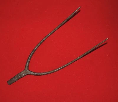 Garfo de ferro forjado antigo do século XIX ferramenta de jardim primitiva americana  - Imagem 1 de 4