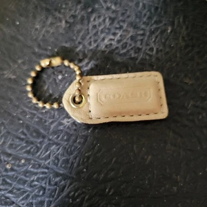 Weiße Coach Handtasche Hängeetikett mit Kette sehr guter Zustand 2,5 x 1,25 - Bild 1 von 4