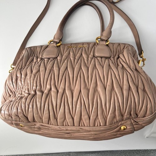 Borsa a tracolla Miu Miu Matelasse in pelle a due vie tono oro rosa ferramenta buona