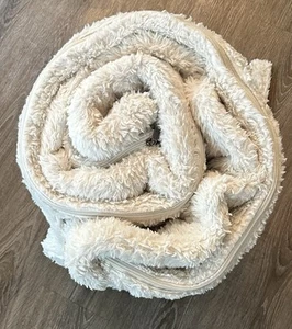 SLEEPING BAG: LN, 31 x 6 Feet Teen Hooded Faux Fur Bag, Clean + Smoke Free , FS - Picture 1 of 9