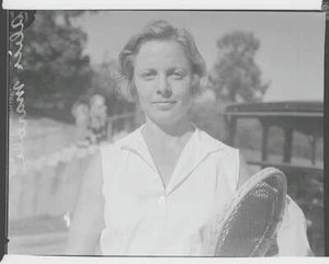 Tennis Player Alice Marble with Tennis Racquet 1933 Photo Alice Marble pausing - Bild 1 von 1
