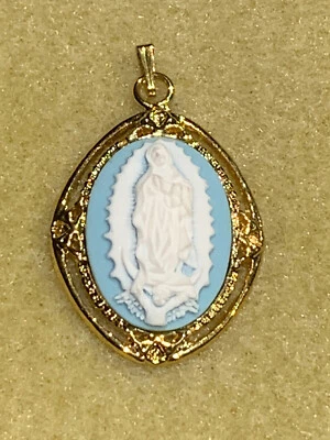 ARTÍCULO NUEVO*OFERTA* COLGANTE CAMAFEO NUESTRA DAMA DE GUADALUPE. Turq. azul/g.4-hoja Foto 1 de 4