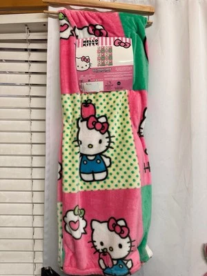 Nuevo Hello Kitty Apple Boxes Verde y Rosa Felpa 50" x 70" Manta Nueva con Etiquetas Foto 1 de 4