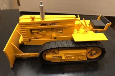 Bulldozer sobre orugas John Deere MC modelo fundido a presión - escala 1:16 Foto 1 de 4