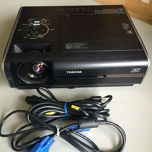 TOSHIBA TDP-EW25 WXGA 720p HD DLP SHORT THROW PROJECTOR NEW FACTORY LAMP!! - Picture 1 of 3