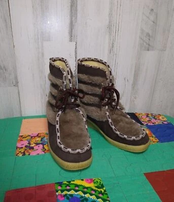 Vintage CASUAL COMFORT Faux Sherpa Lined Trimmed Boots Size 9 - Image 1 of 4