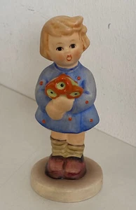 Alte Hummelfigur Hummel Figur Goebel Mädchen mit Blumen ca. 9 cm 6859/22 - Picture 1 of 4