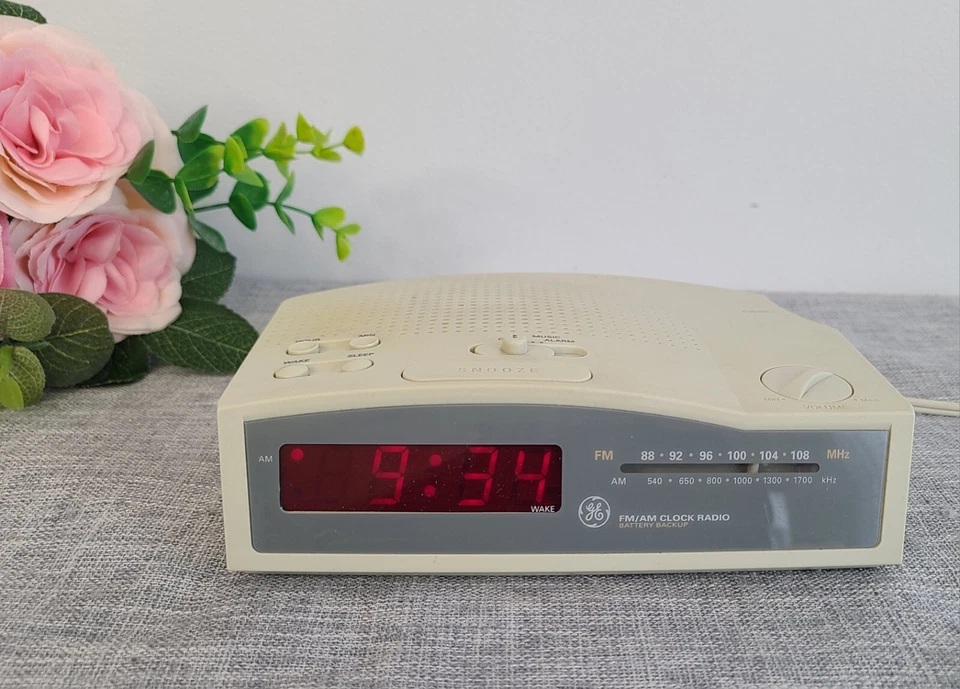 Vintage General Electric 7-4812A Beige Digital AM/FM Alarm Clock Radio Works - Image 1 of 4