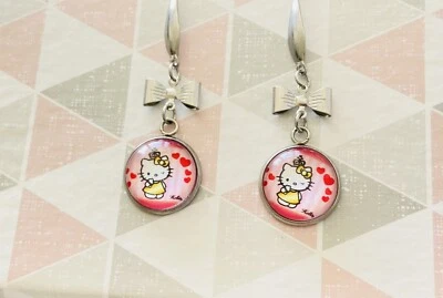 Pendientes de gota hechos a mano de corazones rosados de Hello Kitty. Regalo. Reino Unido. Sanrio de cumpleaños Foto 1 de 4