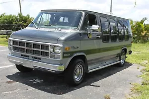GMC VANDURA 2500 1982 FOURGON MULTI-FENÊTRES BAS 305 V8 AUTOMATIQUE VOITURE ANCIENNE - Photo 1/18