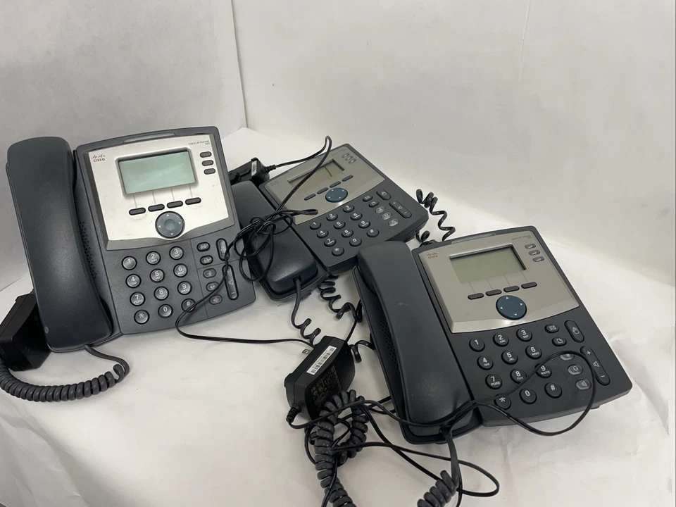 3 Cisco Desktop IP Phone 3 Line w/Display SPA303-G1 - Image 1 of 4
