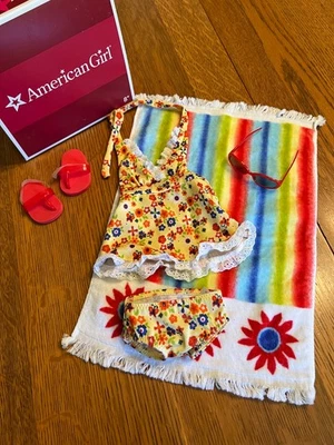 Traje de baño American Girl Julie's - Traje de dos piezas, toalla, gafas de sol, chanclas Foto 1 de 4