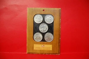 Gates Award Plakette mit 4x Silber Peace Dollar & 1x Morgan Silber Dollar - Bild 1 von 9