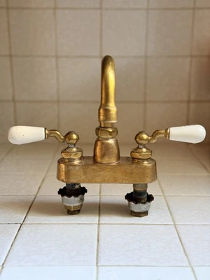 Grifo puente de latón vintage Chicago Faucets con asas frías calientes de porcelana Foto 1 de 4