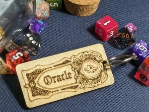 DND Oracle Clase Hecho a Mano Madera 2 Caras Juegos Mesa RPG Llavero Regalo Papel 5e - Imagen 1 de 3