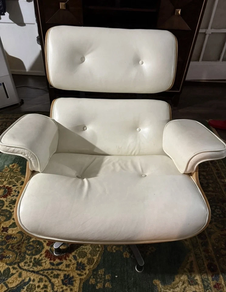 Sillón Eames - Elegante cuero blanco y madera de nogal Foto 1 de 3