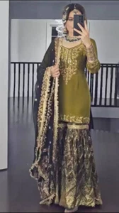Top in seta chinnon ultimo design Sharara con dupatta per matrimonio e ricevimento - Foto 1 di 13