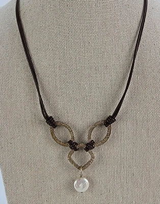 Collar colgante de perlas barrocas blancas con cordón de cuero marrón de plata de ley 925 de 18" Foto 1 de 4