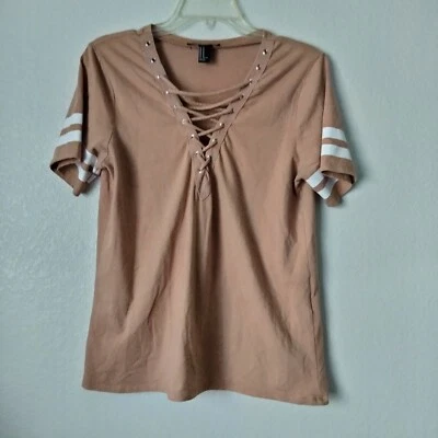 Top informal Forever 21 para mujer talla M nude con cordones cuello en V manga corta  Foto 1 de 4