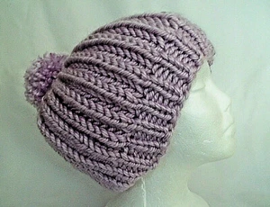 Neue handgefertigte dicke warme Rippstrick Bommelmütze Beanie fliederfarben für Damen - Bild 1 von 2