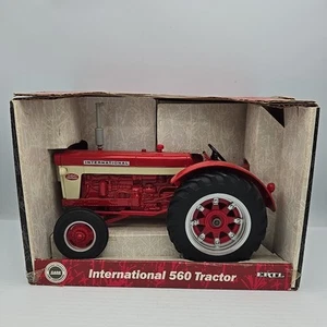ERTL Case International 560 Tractor 1/16 Scale - Picture 1 of 5