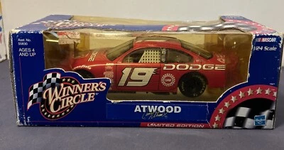 Dodge NASCAR 19 Winners Circle Casey Atwood 1/24 Die Cast UAW Hasbro Foto 1 de 4