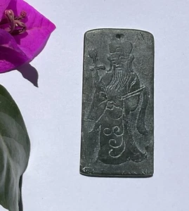 Colgante de piedra verde tallada Dios chino con caracteres - Imagen 1 de 3