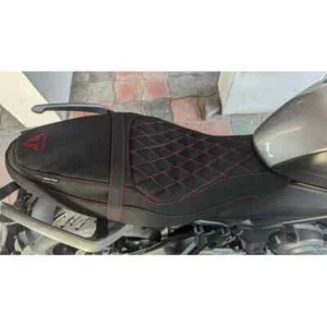 BLACK SEAT COVER RED STITCH W/ LOGO FIT FOR TRIUMPH TRIDENT 660 ( 2021 - 2025 ) - Bild 1 von 8