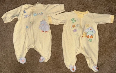 2 Dormitorios Vintage Just Born “I Love You” y “I Love Mommy” Cremallera Amarilla Foto 1 de 4