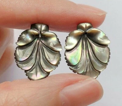 黑色珍珠母贝壳拖把手工雕刻百合花滴 15x18 毫米一对  — 第 1/4 张图片
