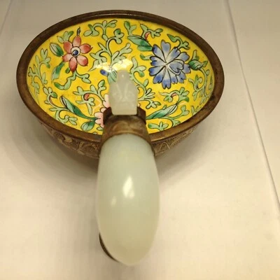 Gancho de cinturón de jade blanco de la dinastía Qing china en tazón de bronce dorado esmaltado pintado Foto 1 de 4