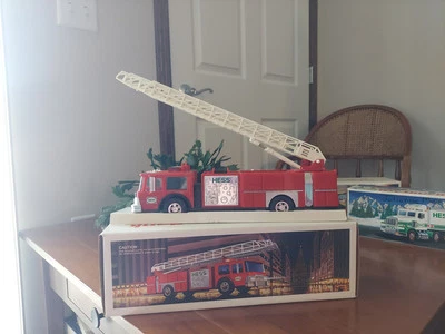 Banco de camión escalera de bomberos rojo juguete HESS 1986 de colección en caja original Foto 1 de 4