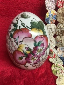 Uovo vintage porcellana dipinto a mano motivo floreale e frutta design stile asiatico  - Foto 1 di 7