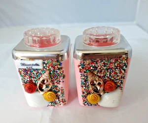 Vtg Pink Plastic Aluminum MCM Retro Salt Pepper Shakers Minneapolis MN Small - Imagen 1 de 6
