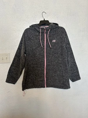 Chaqueta gris con capucha y cremallera New Balance para mujer con ribete rosa talla grande 2X Foto 1 de 4