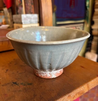 Antiguo tazón tailandés Sawankhalok patas celadón gris esmaltado procedencia siglo XIX Foto 1 de 4