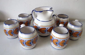 SERVIZIO DA SEI CARAFFA E  BOCCALI   IN CERAMICA SENTIMENTI - Picture 1 of 1