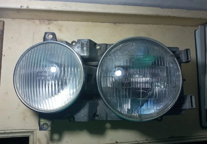 Mercedes Benz Head Light Mounting Assembly Left  Side 300d 240d Bosch... Foto 1 de 4