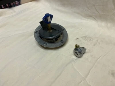 Suzuki GSXR 600 2006 tapa del tanque de combustible/bloqueo del asiento con una llave Foto 1 de 4