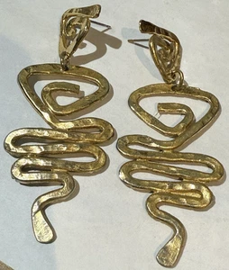 Orecchini RETRO modello geometrico goccia lunga metallo tono oro traforato 2 1/2" - Foto 1 di 2