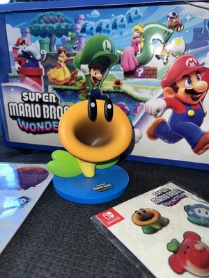Super Mario Wonder - Diorama + Sprechende Blume + Magnete+ Anstecknadeln WIE NEU - Bild 1 von 3
