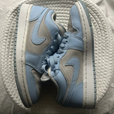Jordan 1 Lows: Gris Aluminio, Tamaño: 5W Foto 1 de 4