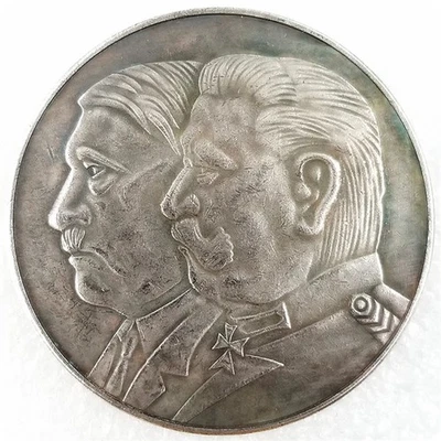 LOTE 249 1934 ALEMÁN Paul von Hindenburg y Adolf Hitler en el frente Foto 1 de 2