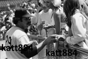 ORIGINAL 35MM NEGATIVE 1976 NEW YORK YANKEES CATFISH HUNTER GROUPIE LOOKS ON - Picture 1 of 1