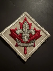 Canadian Boy Scout Badge Red Maple Leaf With Silver Fleur De Lis, Mesh Back, LN - Picture 1 of 3