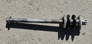 Kawasaki KX65 KX 65 OEM Rear Axle with Spacer Adjusters - Foto 1 di 1