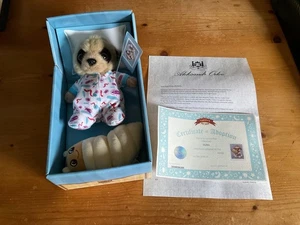 Vgl. das Erdmännchen BABY OLEG Plüschtier, NEU mit Zertifikat - Bild 1 von 10